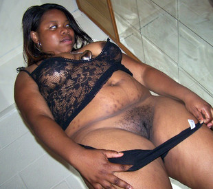 Plump black ghetto chick gets her twat..