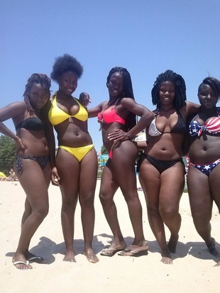 Calda africa amiche sulla spiaggia