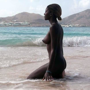 Sexy ebony salopes sur la plage.