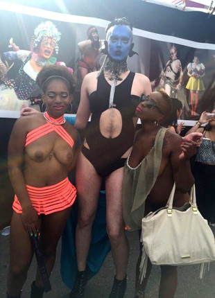 Noir femmes nudistes dans certains