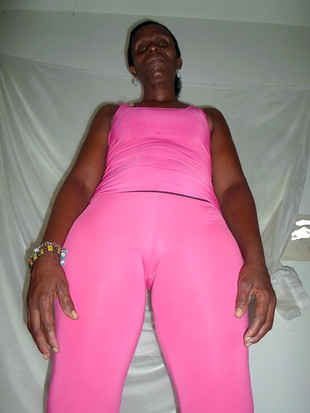 Ebony mature take off pink clothes and..