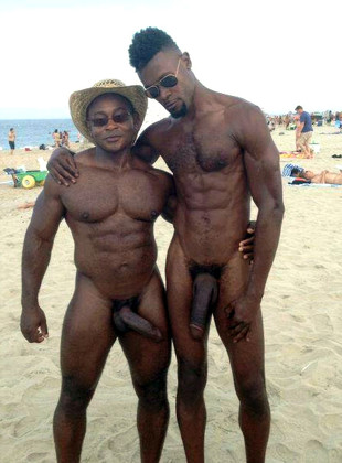 Black hunk shows photos of his 13 inch..