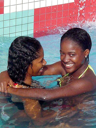 Zwei junge Afrikaner in den pool