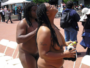 Ebano, coppie nude in pubblico